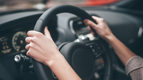 conducteur de voiture tenant le volant